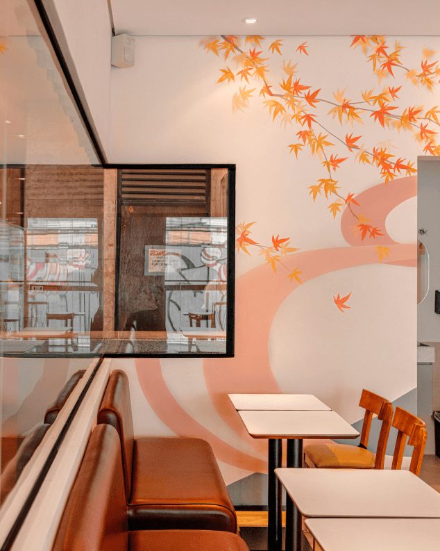 Interior do café com painel de cerejeiras