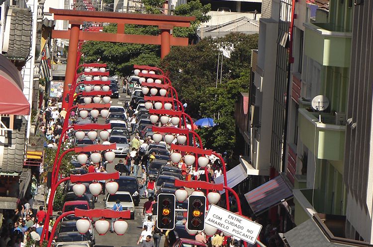 Rua da Liberdade com torii e lanternas vermelhas