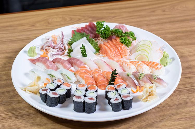 Sashimis e sushis servidos no Nikkey Restaurante
