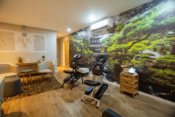 Sala de massagem com painel de jardim